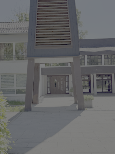 Blick auf den Turm und den Eingang zur Kirche