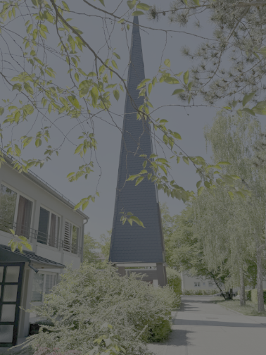 Blick auf den Turm vom Pfarramt aus gesehen