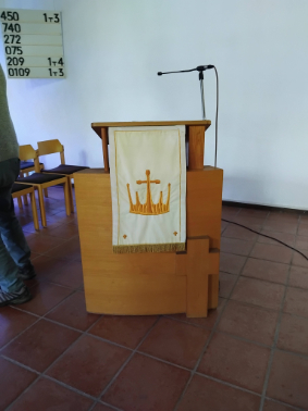 Das Lesepult mit Spruch aus 2025