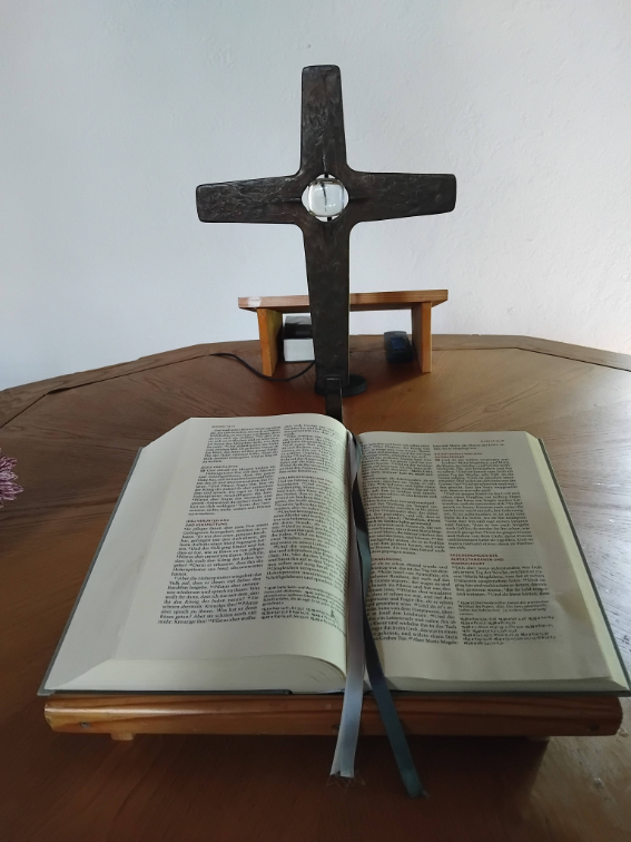 Die Bibel auf dem Altar