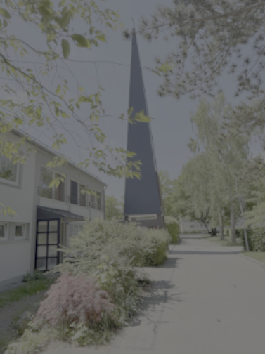 Blick auf den Turm der Versöhnungskirche (Bild 1)