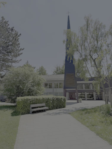 Blick auf den Turm der Versöhnungskirche vom kleinen Park aus