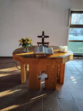 Der Altar im Sonnenlicht