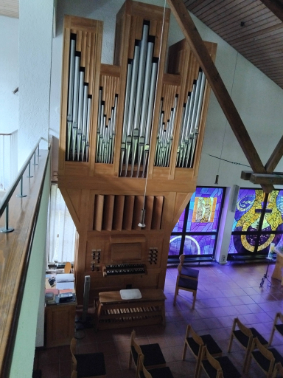 Blick von der Empore auf die Orgel